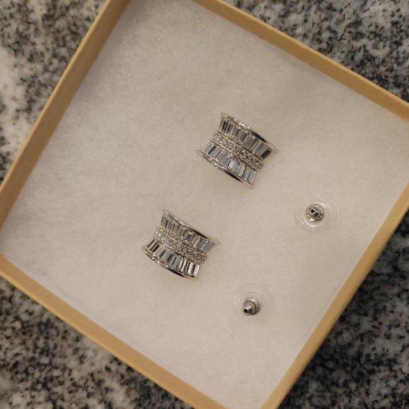 Nolan Miller stud earrings with backs, signed - Picture 3 of 16